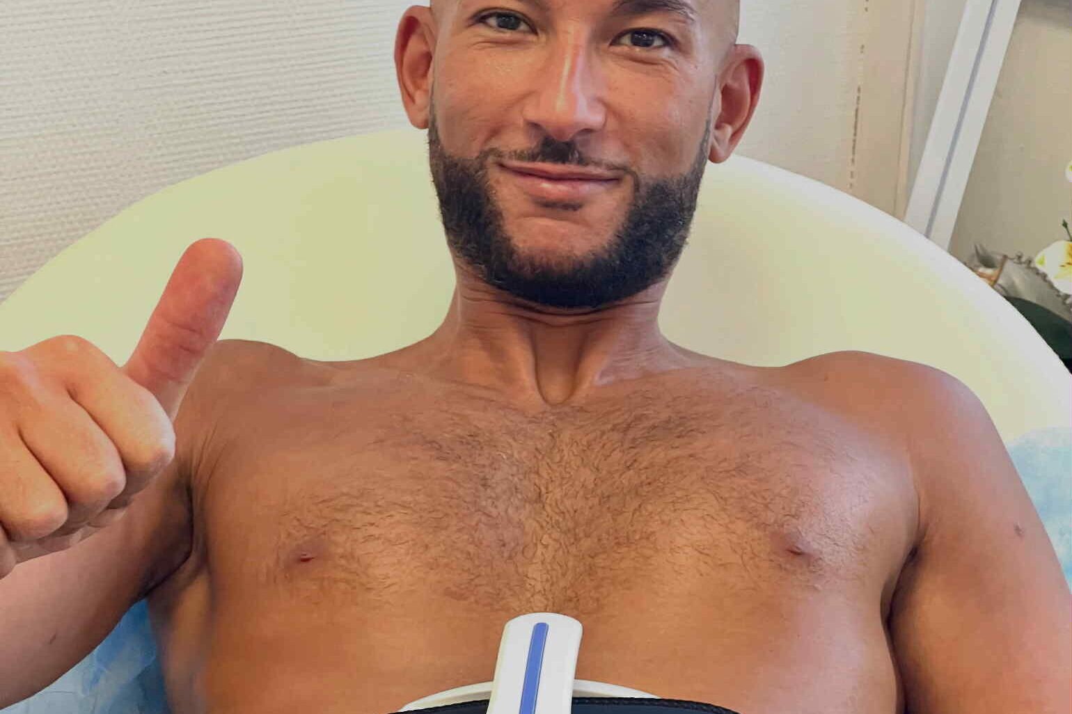 efcceecaeef femme qui realise un soin corps avec un appareil delectrostimulation x